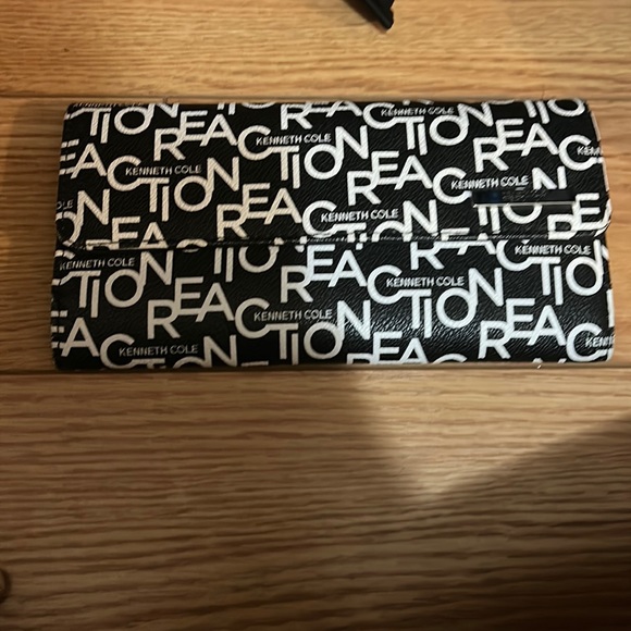 Women’s Kenneth Cole reaction wallet - Picture 1 of 3